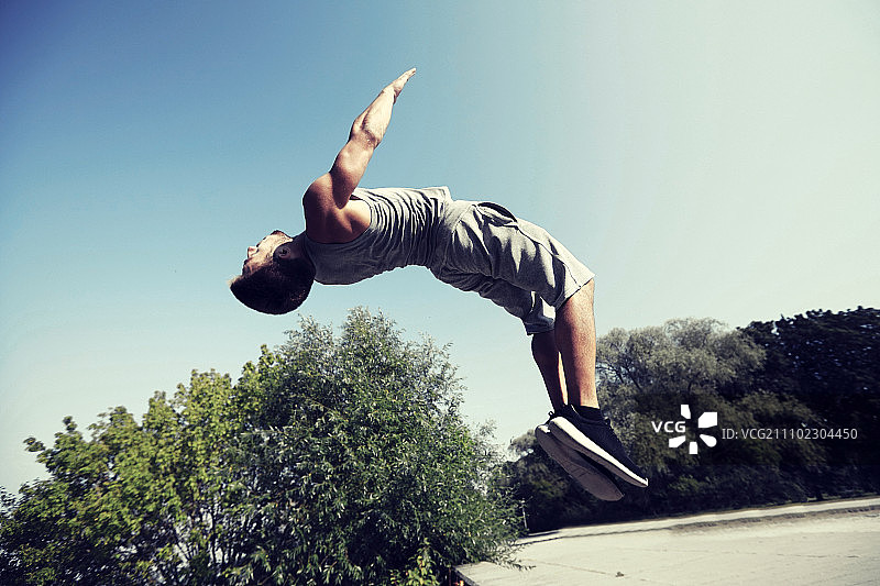 健身运动：男子在夏日公园跑酷图片素材