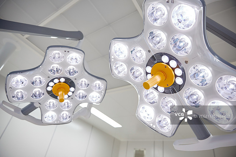 医疗、外科与设备概念：医院手术室内的手术照明灯图片素材