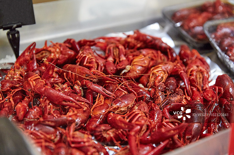 烹饪亚洲美食促销概念：街头市场的煮熟红螯虾图片素材