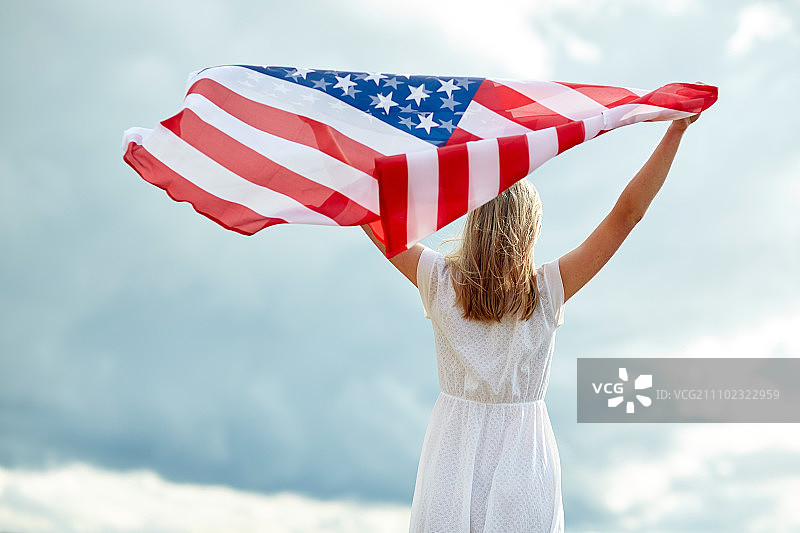 国家，，独立日和人民的概念-快乐微笑的年轻女子穿着白色的衣服与美国国旗户外图片素材