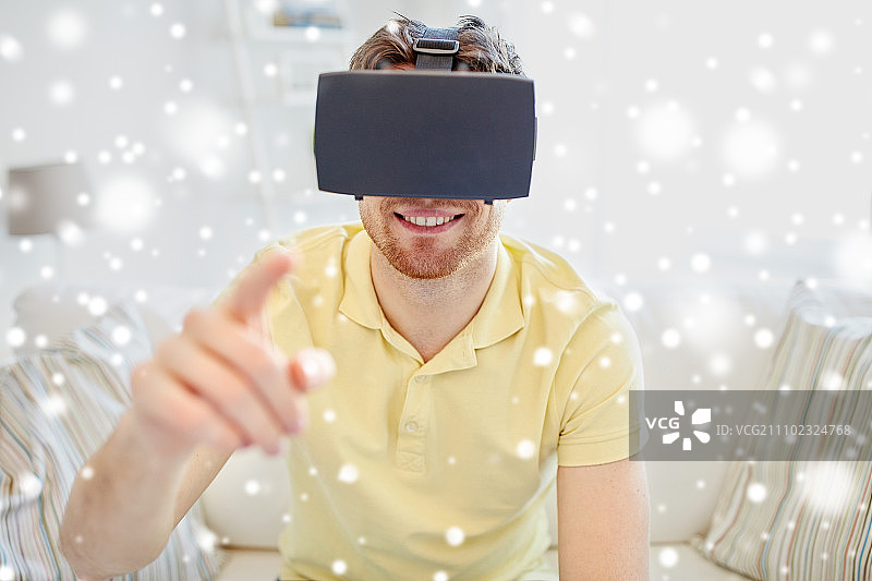 游戏技术：戴虚拟现实头显或3D眼镜的快乐年轻男子玩电子游戏图片素材