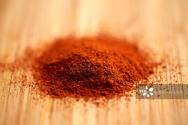 烹饪、香料与民族科学概念 - 木头上的辣椒粉或红辣椒粉图片素材