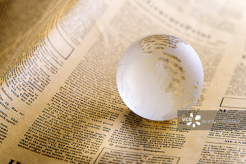 金融天平上的玻璃球图片素材