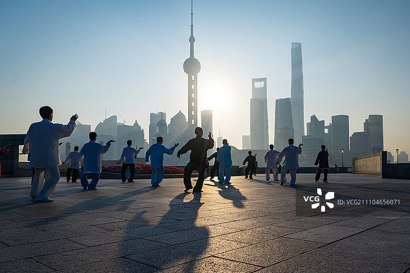 上海外滩晨练太极拳-3图片素材