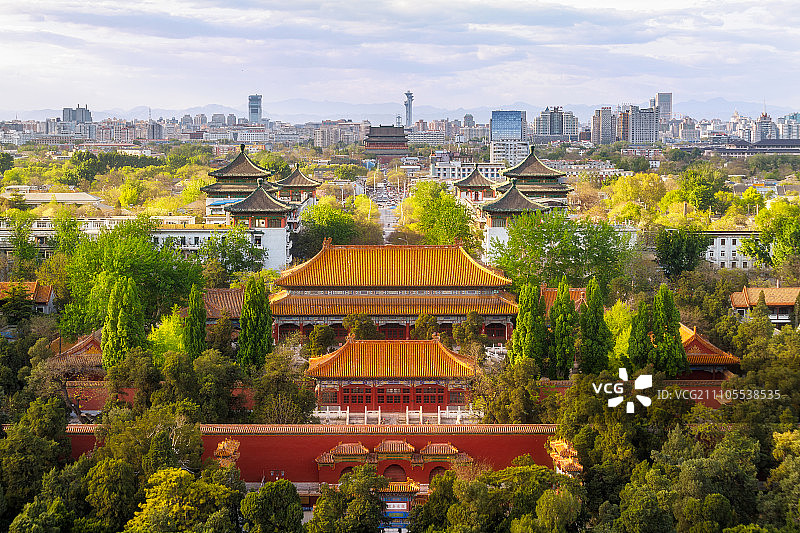 多云下的红墙北京城地安门图片素材