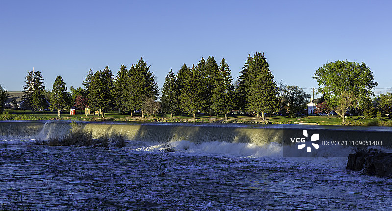 瀑布城的水坝图片素材