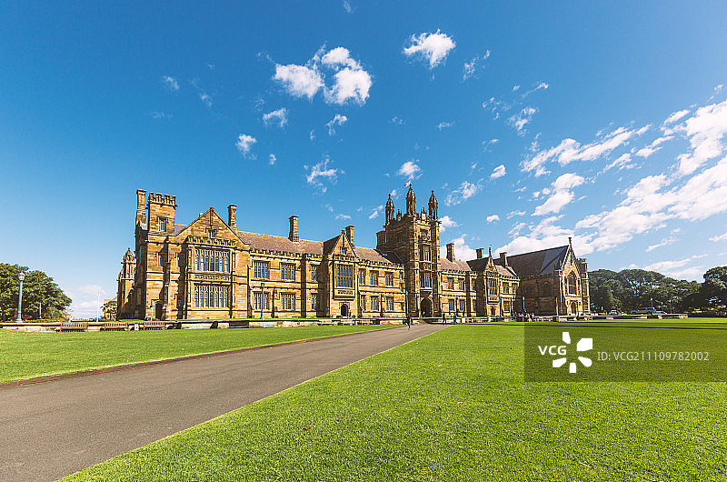 蓝天白云下的澳大利亚悉尼大学图片素材