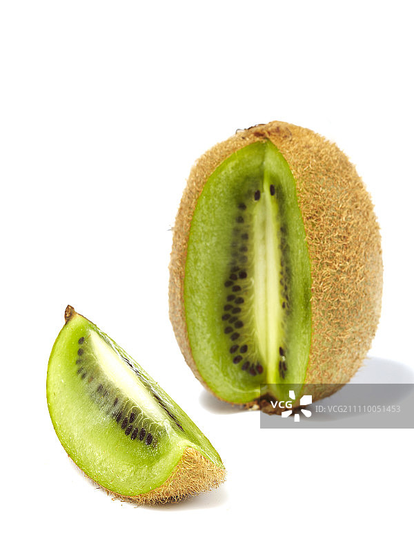 特写：白色背景上的猕猴桃切片图片素材