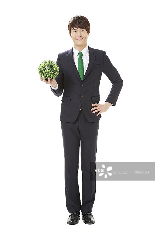 手持花球的男人图片素材