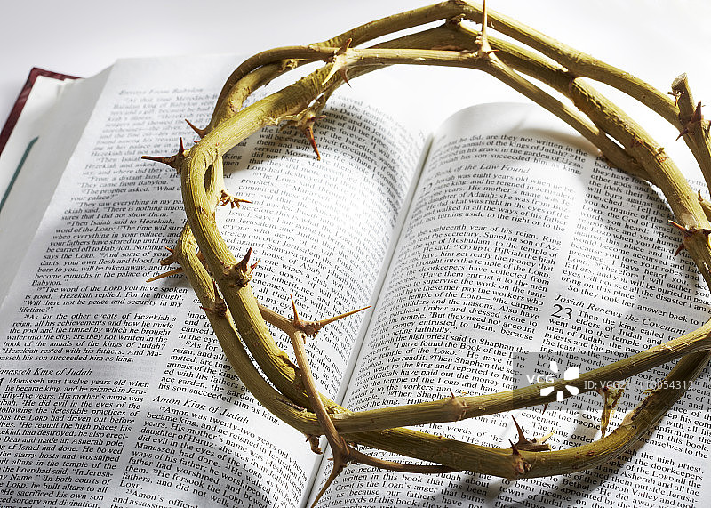 打开的圣经上的荆棘冠图片素材