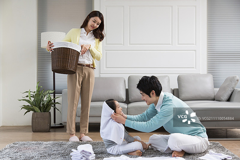 男人在客厅里和女儿玩耍图片素材