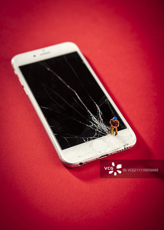 破碎智能手机上的男子图片素材