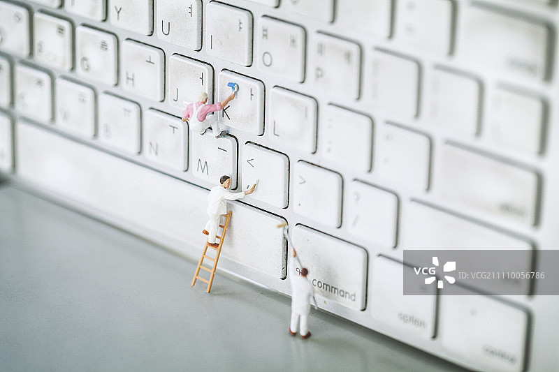 擦拭键盘的男人雕像图片素材