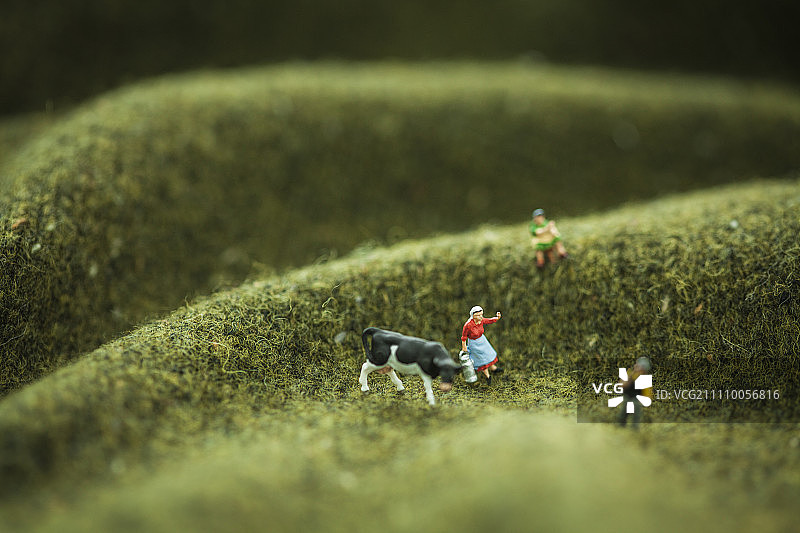 田野上的人物小雕像图片素材