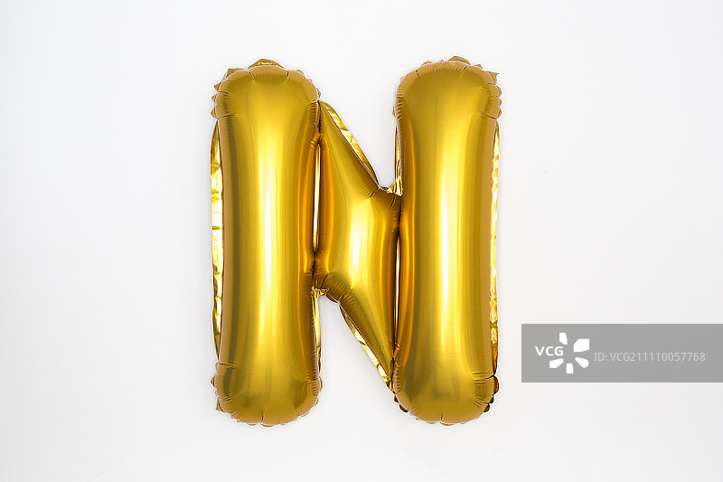 字母“N”形状的金色气球图片素材
