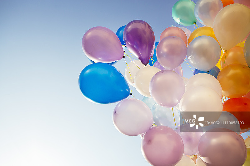 晴空下的彩色氦气球图片素材