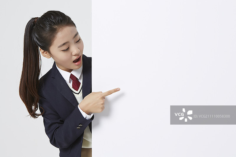 指着画框的女学生图片素材