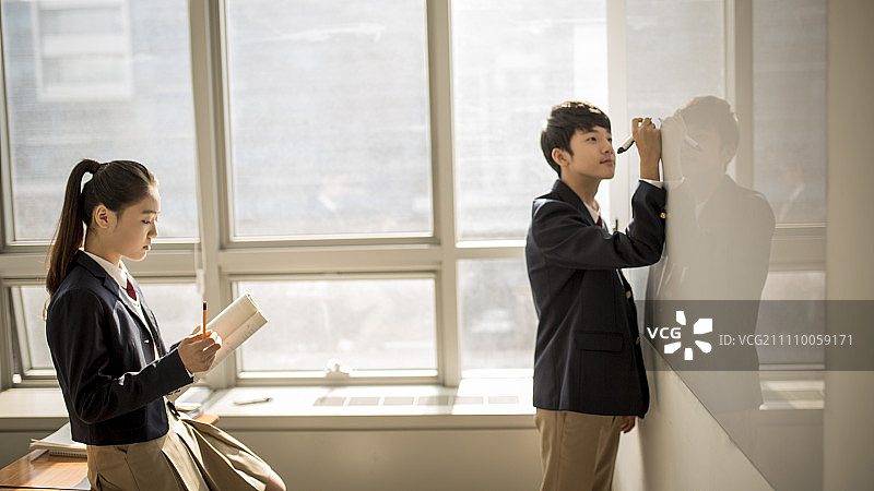 男孩和女孩在白板前一起学习图片素材