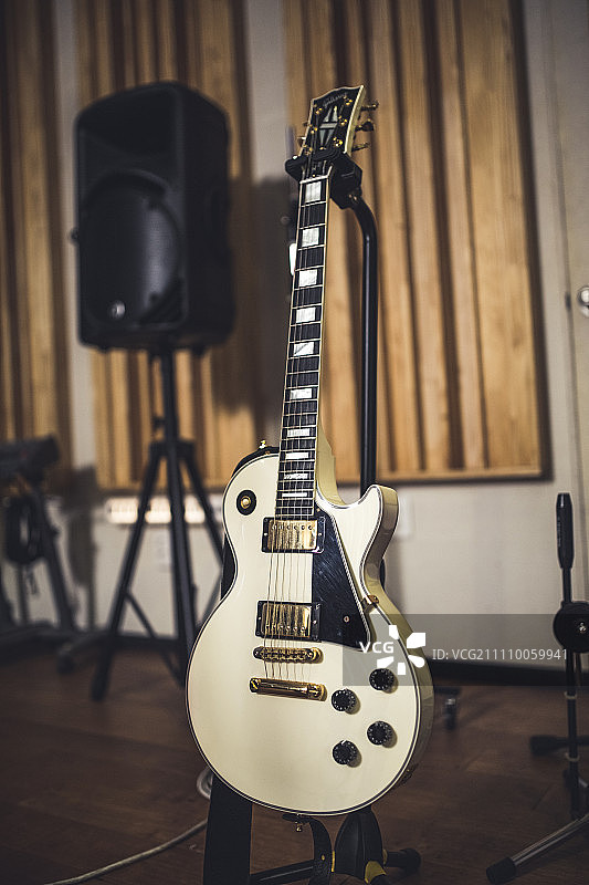 录⾳室里的吉他图片素材