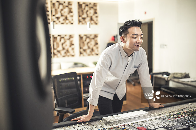 笑容满面的录音工程师在工作室图片素材