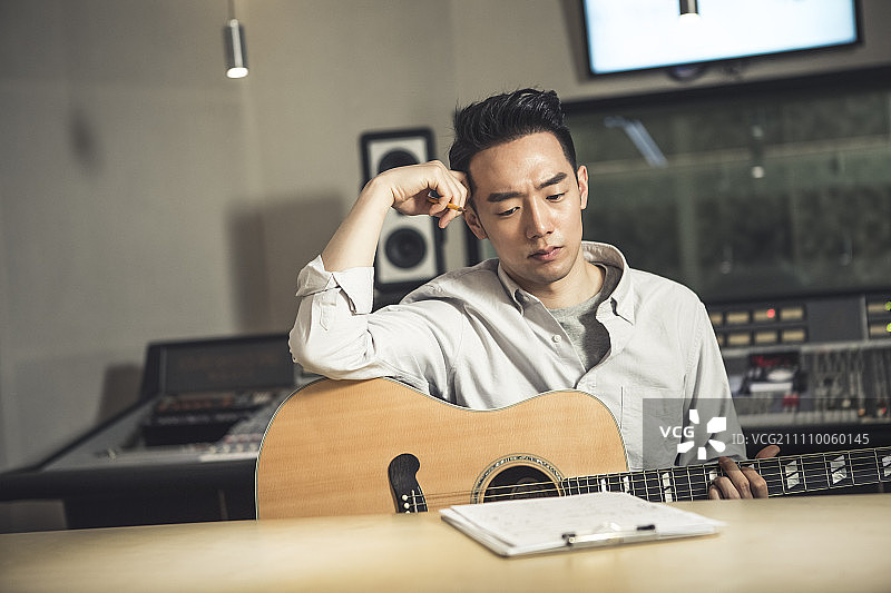 在录音室沉思的吉他手图片素材