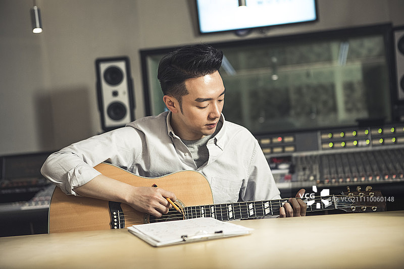 男人弹吉他作曲图片素材