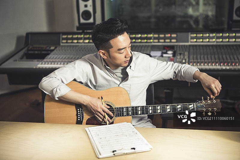 男人弹吉他作曲图片素材
