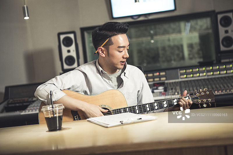 男人在工作室创作音乐图片素材
