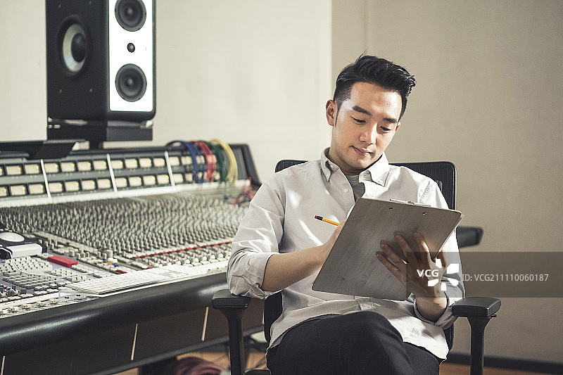 在录音室工作的男人图片素材