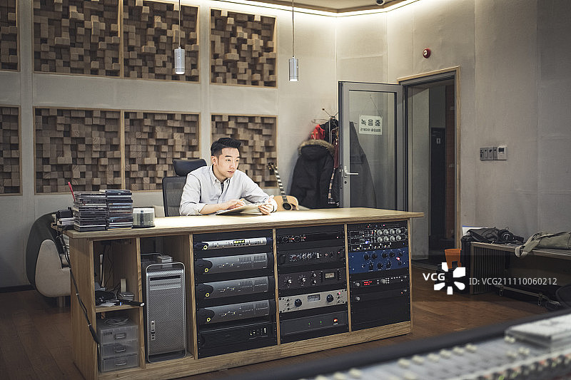 录音室里的作曲家图片素材