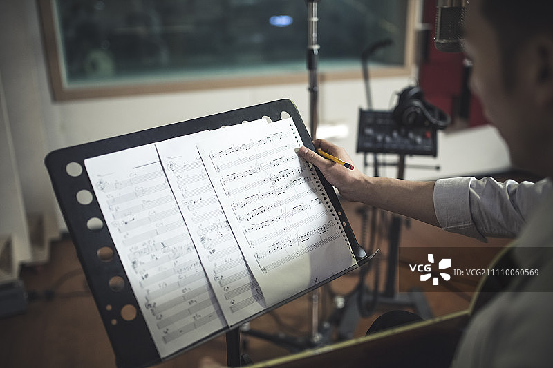 吉他手看乐谱图片素材