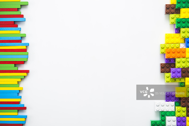 白色背景中的玩具积木图片素材