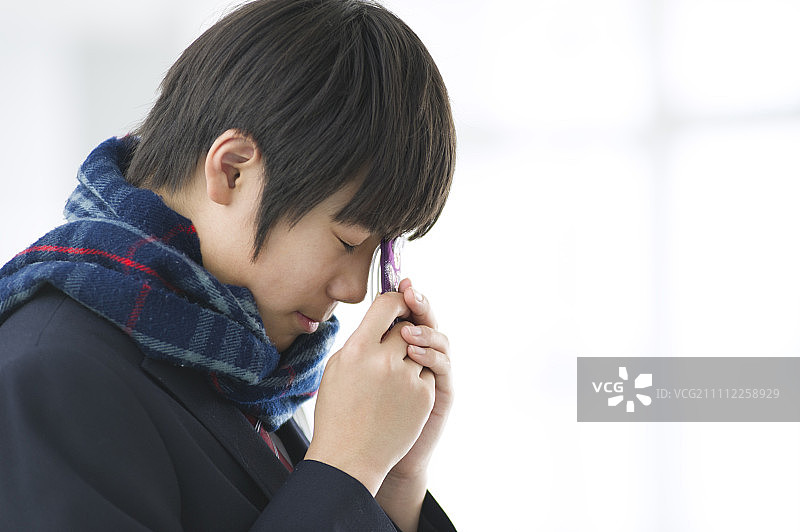 手持护身符的男学生图片素材