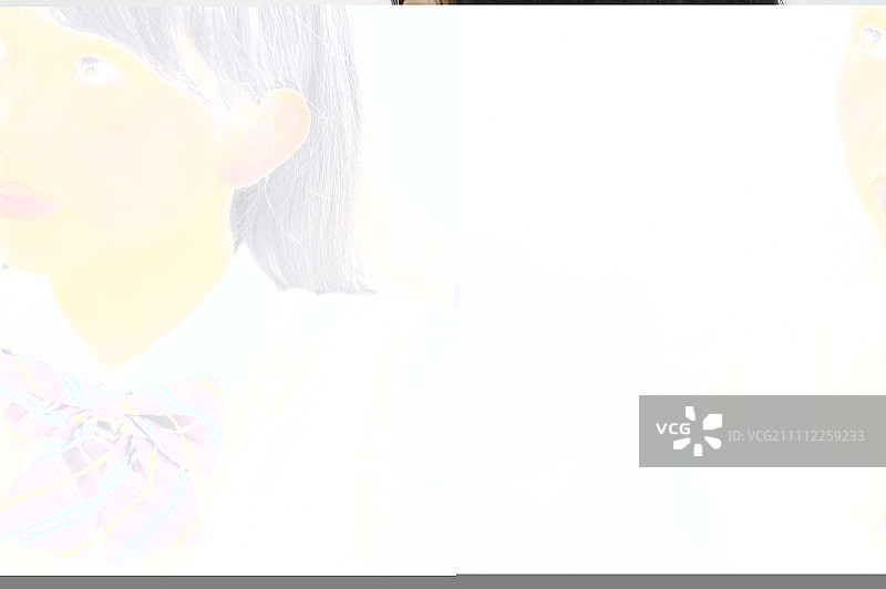 女学生在教室里学习图片素材