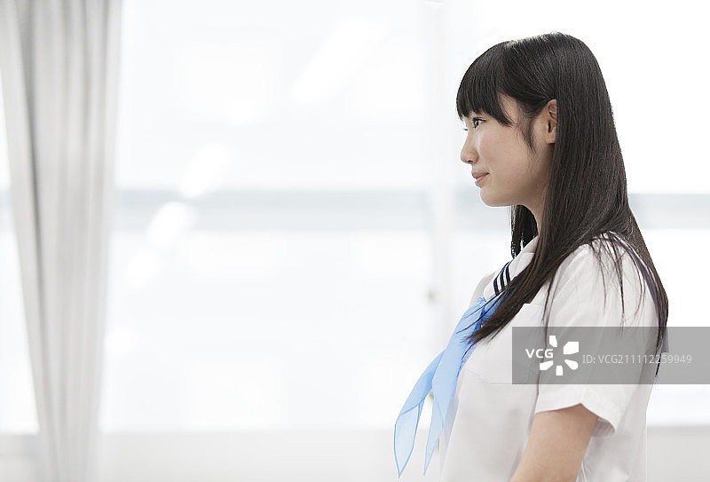 教室里微笑的女学生图片素材