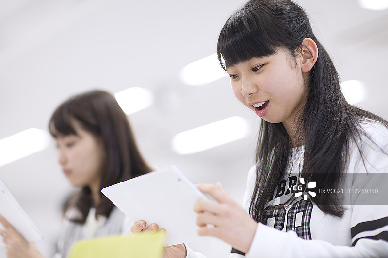 女学生用平板电脑学习图片素材