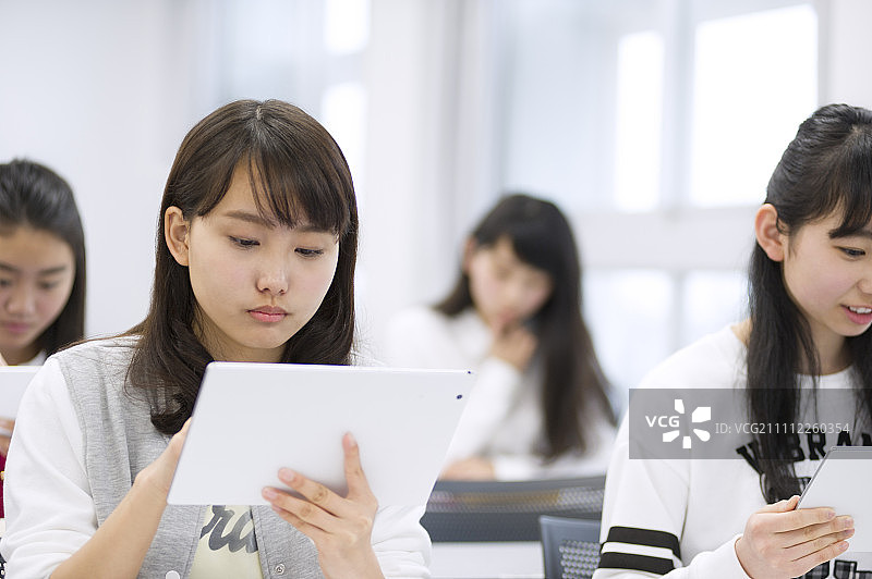 女学生用平板电脑学习图片素材