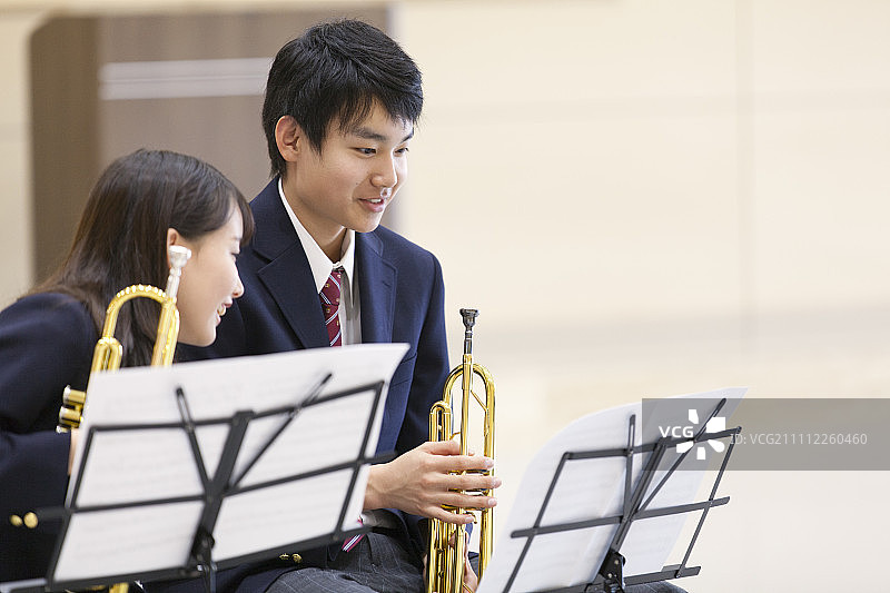 拿着喇叭的男女学生图片素材