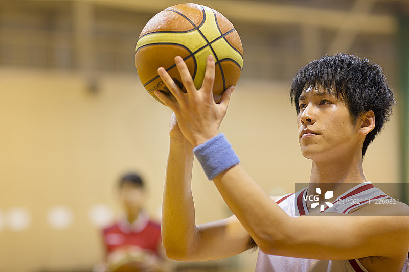男学生打篮球图片素材