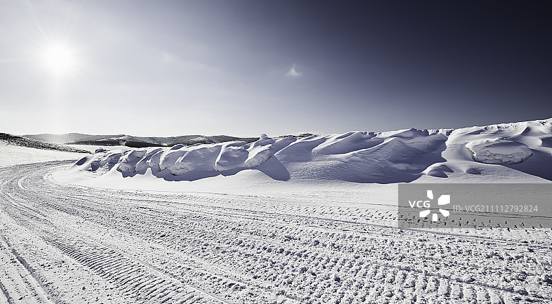 逆光下的极寒冰雪赛道图片素材