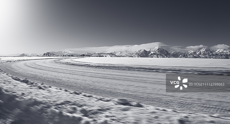 逆光下的极寒冰雪赛道速度特效图片素材