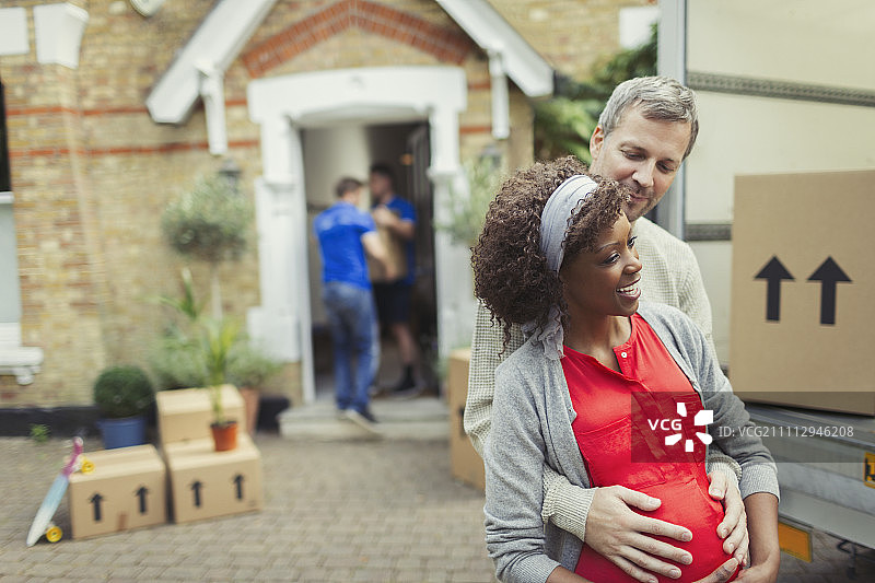 不同民族的怀孕夫妇搬进新家图片素材
