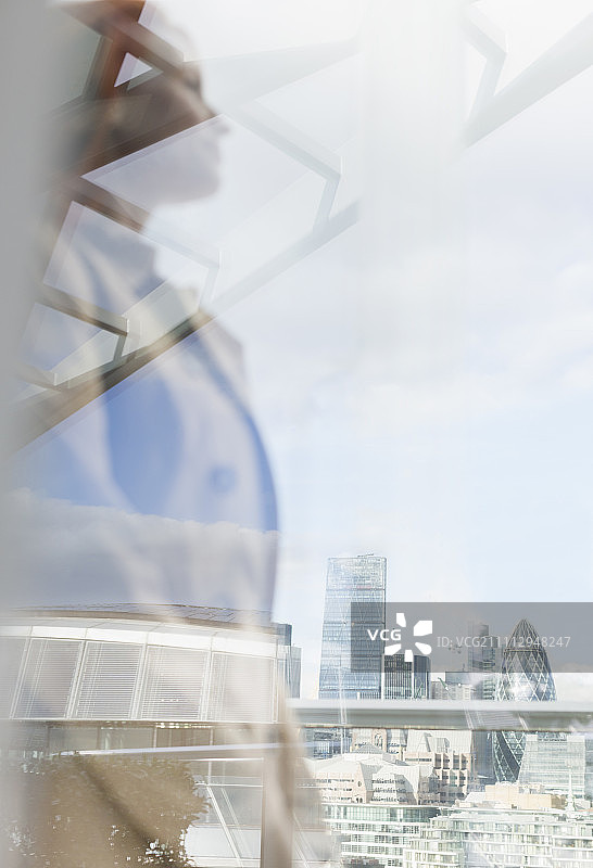 伦敦沉思女商人在阳台眺望城市图片素材