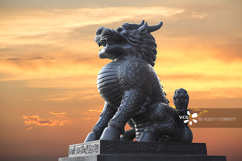 夕阳下的貔貅雕像图片素材