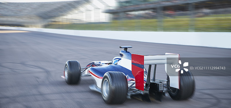 一级方程式赛车在赛道上图片素材