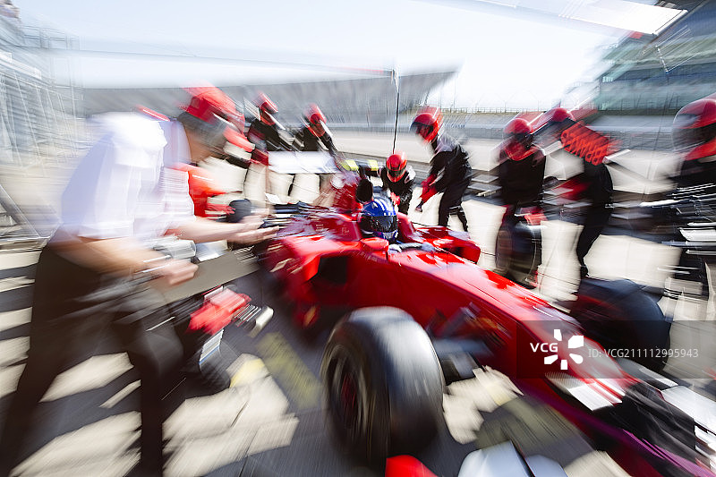 维修站工作人员更换一级方程式赛车轮胎图片素材