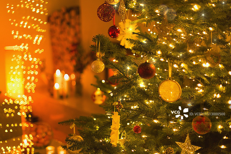 圣诞树上的装饰品和彩灯图片素材
