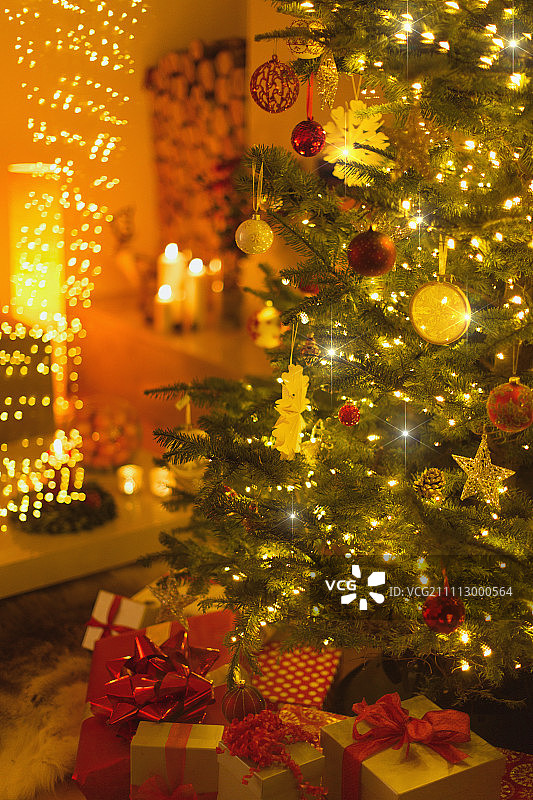 圣诞树下的节日礼物图片素材