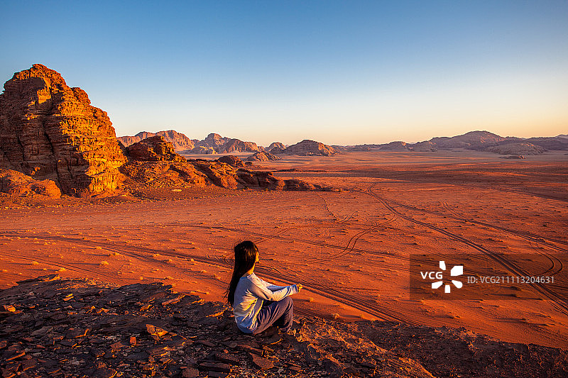 遥望月球表面图片素材