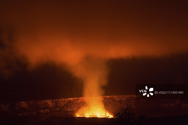 夏威夷火山国家公园哈雷茂茂火山口夜间发光的熔岩蒸汽，美国图片素材
